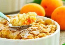 La fai con le albicocche che stanno maturando troppo in fretta, questa sbriciolata ti salva il frigo e porta l’estate in tavola sbriciolata albicocche ricettasprint