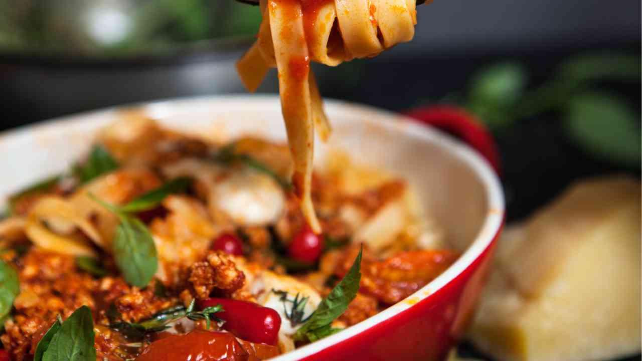 tagliatelle pesto rosso mozzarella e basilico ricettasprint