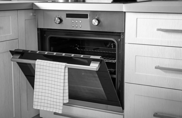 Un forno con lo sportello aperto