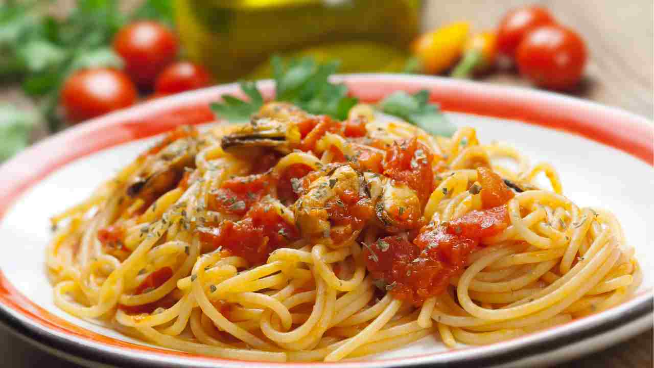 Anche al ristorante gli spaghetti con le cozze li mangi così, la mia ricetta è imbattibile e ti costa 3 € circa, è veramente top