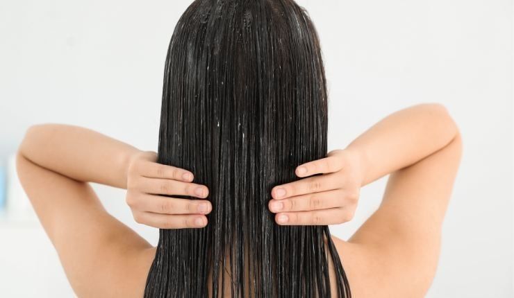 Applicare olio o latte per capelli prima dell'esposizione al sole RicettaSprint