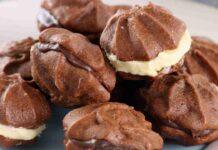 I biscotti dell’estate li chiamano in casa mia, li preparo solo in estate perché ho il tempo per farli, appena li assaggerai li farai anche tu Biscotti al cacao farciti