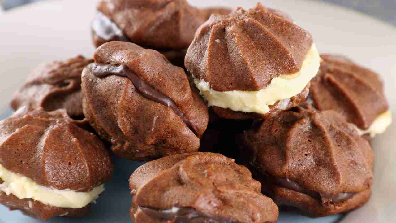 Biscotti al cacao farciti