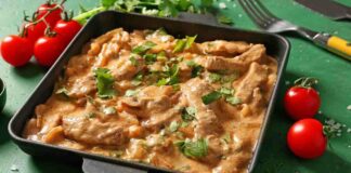 Bocconcini di pollo cremosi con cipolle caramellate e funghi