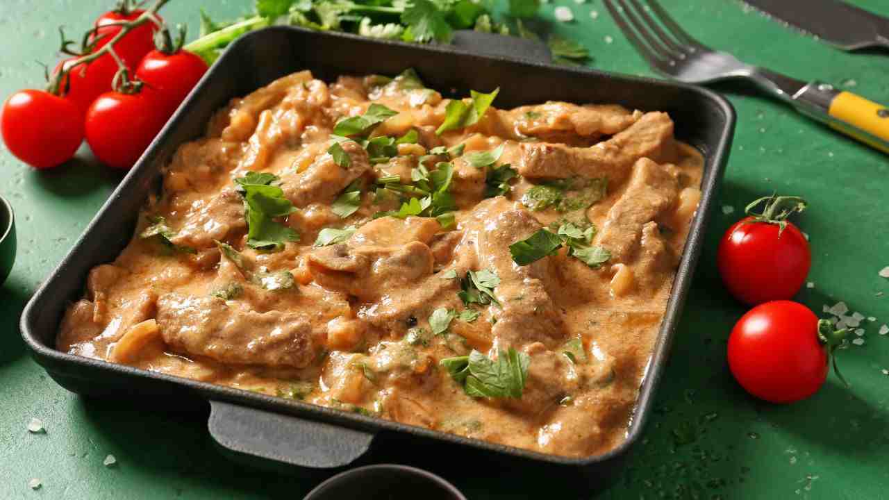 Bocconcini di pollo cremosi con cipolle caramellate e funghi