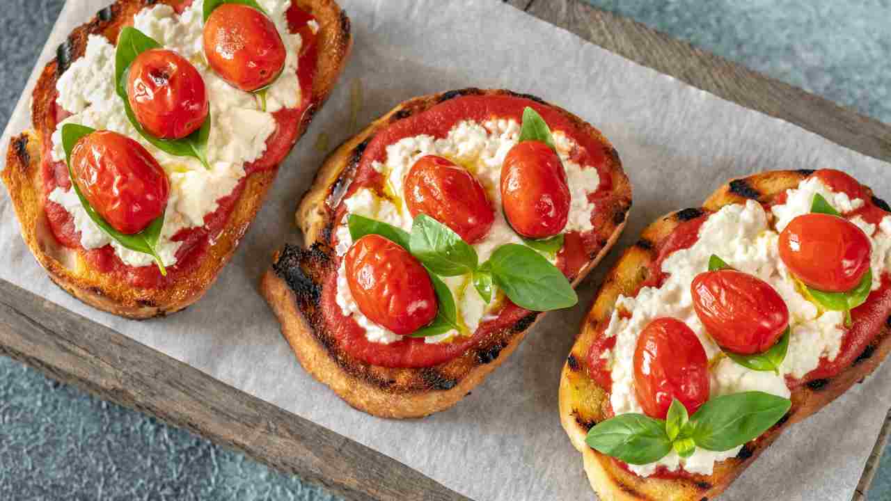 Bruschette pizza caprese RicettaSprint