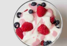 Budino fit con salsa di lamponi, in estate io non conosco altro dessert: lo prepari in 10 minuti, te lo ricordi a lungo Budino fit con salsa di lamponi