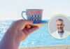 Una tazzina di caffè in spiaggia