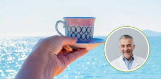 Una tazzina di caffè in spiaggia