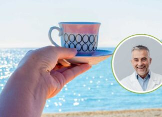 Una tazzina di caffè in spiaggia
