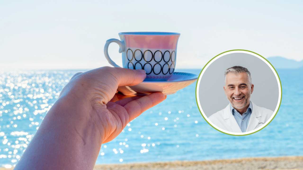 Una tazzina di caffè in spiaggia