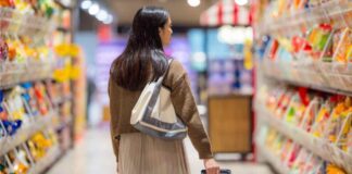 Una donna intenta a fare la spesa