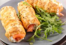 Cannoli di pasta sfoglia al salmone