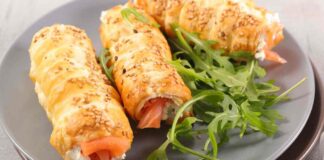 Cannoli di pasta sfoglia al salmone