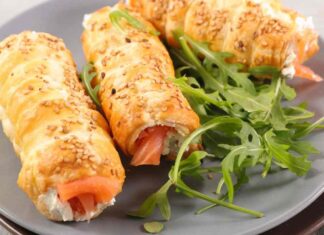 Cannoli di pasta sfoglia al salmone