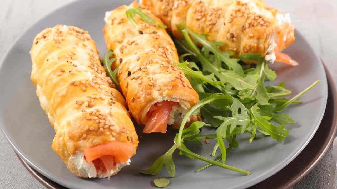 Cannoli di pasta sfoglia al salmone