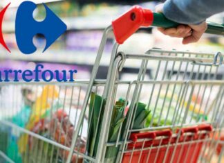Un carrello della spesa pieno ed il logo Carrefour