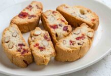 Ho semplicemente aggiunto i mirtilli ai cantucci ed è stato un successo, si è diffusa la voce in tutto il condominio, li ho rifatti di nuovo Catucci mandorle e mirtilli RicettaSprint