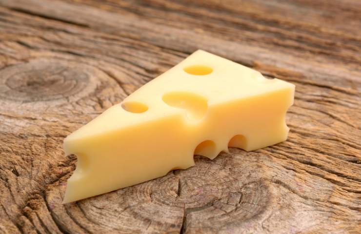 Una fetta di formaggio Emmental