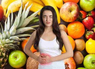 Una donna che soffre di colite su frutta che fa da sfondo