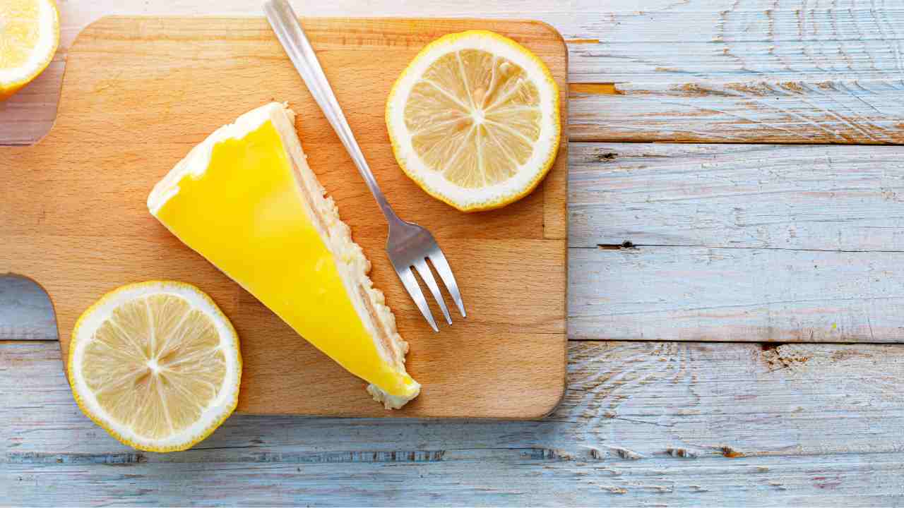 Cheesecake con formaggio cremoso e limone