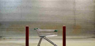 Un supermercato chiuso ed un carrello