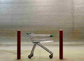 Un supermercato chiuso ed un carrello