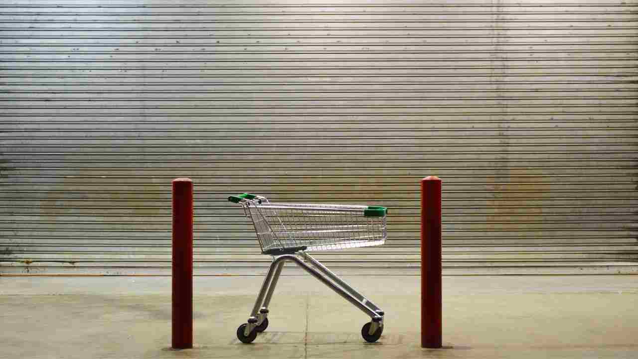 Un supermercato chiuso ed un carrello