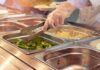 Del cibo servito all'interno di una mensa