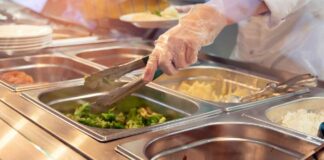 Del cibo servito all'interno di una mensa