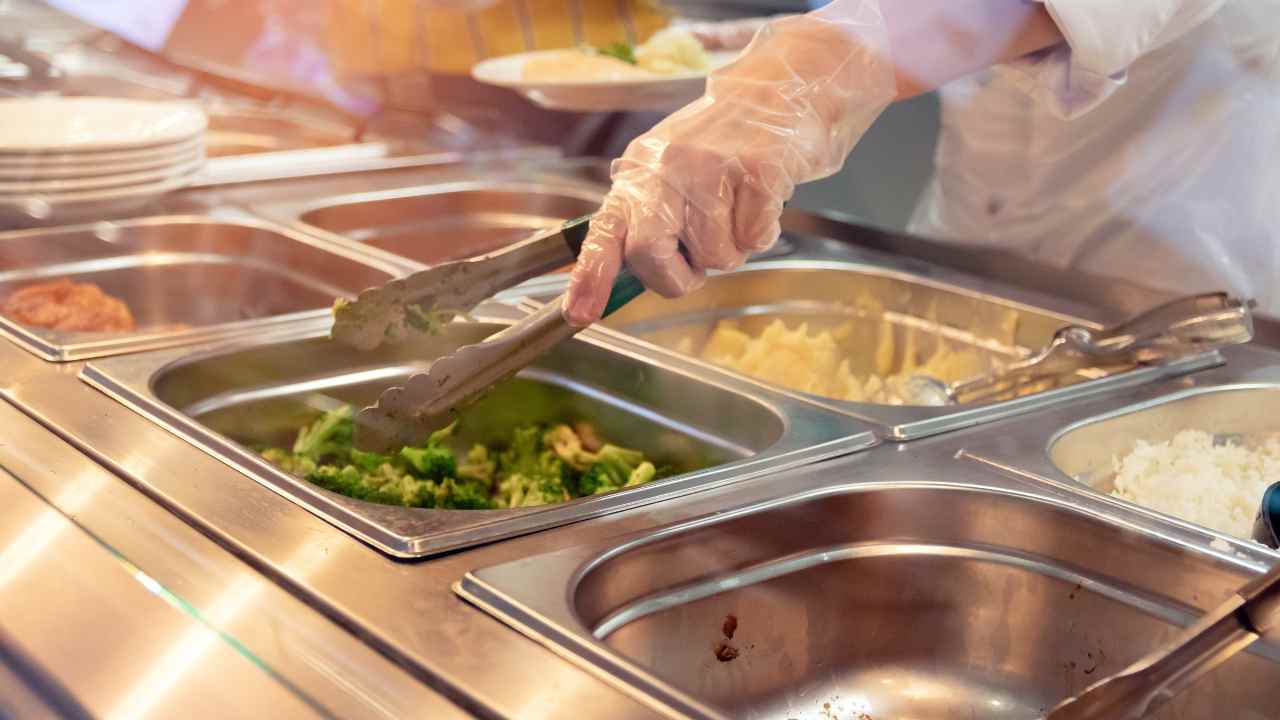 Del cibo servito all'interno di una mensa