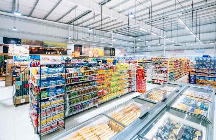 Vista in campo largo di un supermercato all'interno