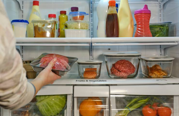 Alimenti disposti in maniera ordinata in un frigo