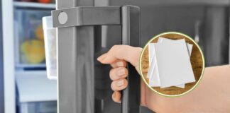 Un frigorifero e dei fogli di carta