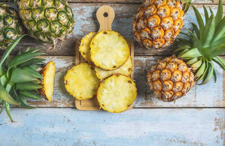 Diversi ananas interi ed affettati