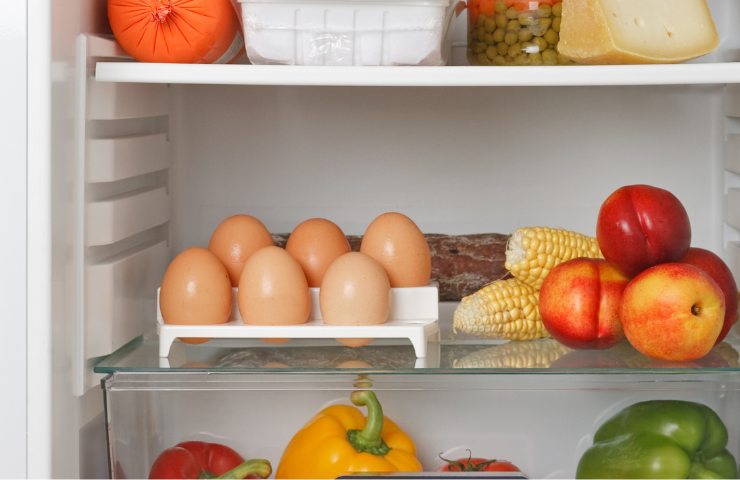 Uova messe in un frigo