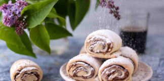 Con un po' di Nutella e qualche passaggio, vi faccio il rotolo che abbraccia la golosità e addolcisce le nostre sere d'estate
