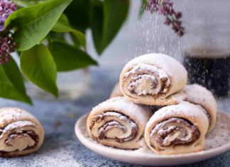 Con un po' di Nutella e qualche passaggio, vi faccio il rotolo che abbraccia la golosità e addolcisce le nostre sere d'estate
