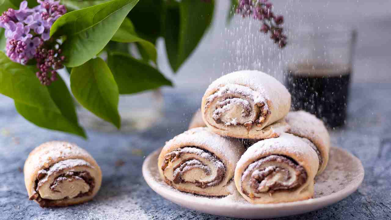 Con un po' di Nutella e qualche passaggio, vi faccio il rotolo che abbraccia la golosità e addolcisce le nostre sere d'estate