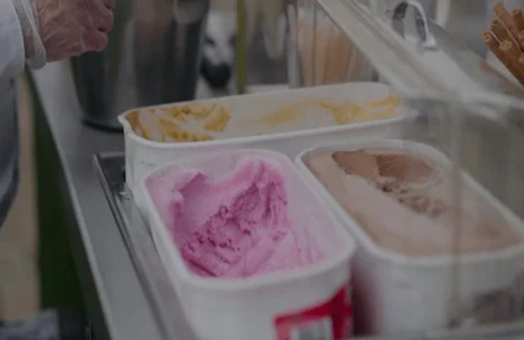 Delle vaschette di gelati piene
