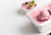 Una vaschetta con del gelato ai frutti di bosco