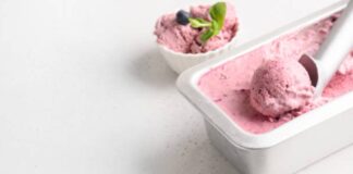 Una vaschetta con del gelato ai frutti di bosco