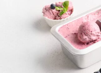 Una vaschetta con del gelato ai frutti di bosco