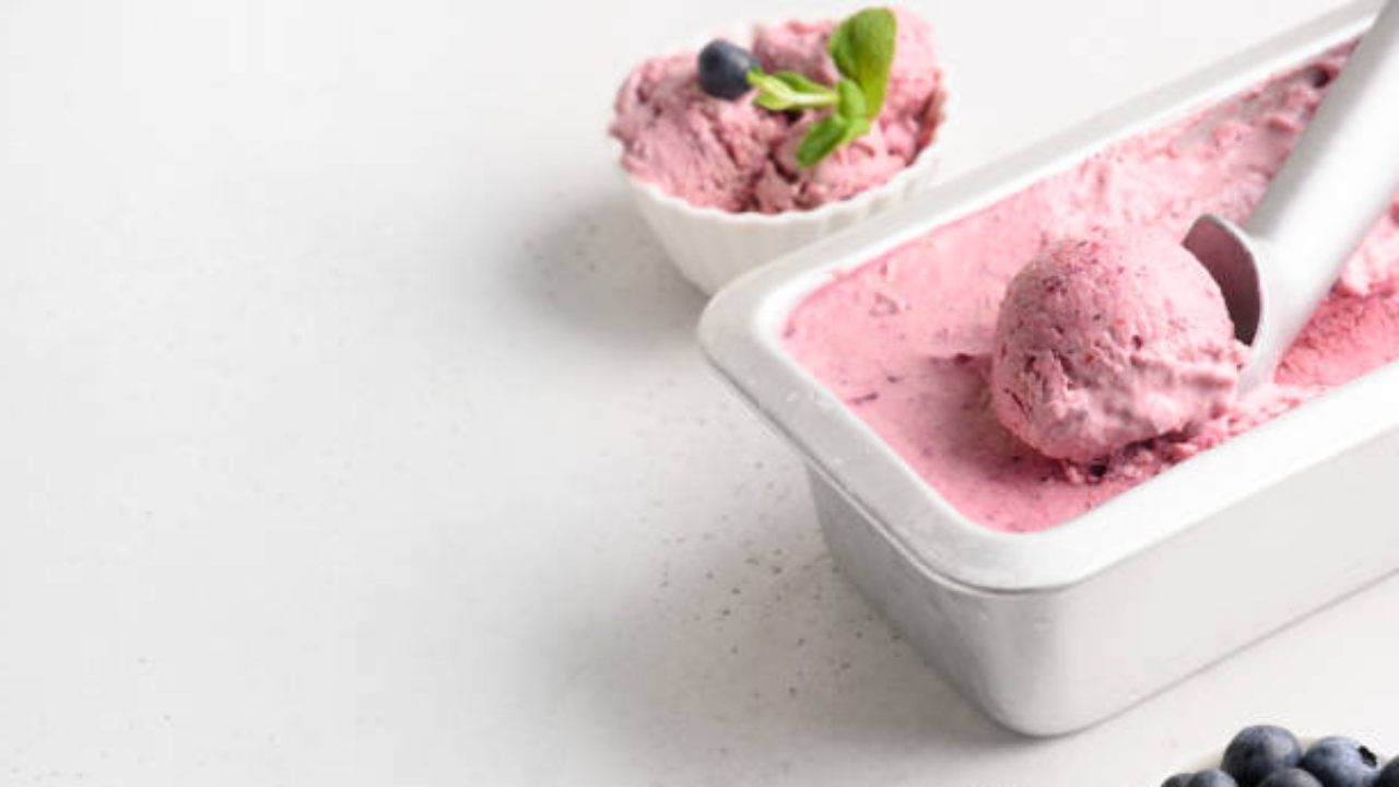 Una vaschetta con del gelato ai frutti di bosco