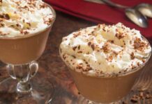 Mescola e monta questi ingredienti esce fuori un dessert cremoso come nelle migliori pasticcerie renderà speciale la serata con la tua famiglia Coppa cioccolato e panna RicettaSprint