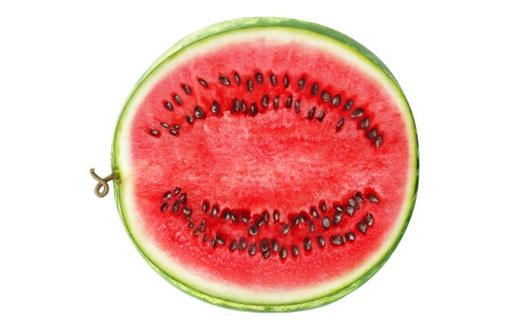 Un cocomero aperto con tanti semini al suo interno
