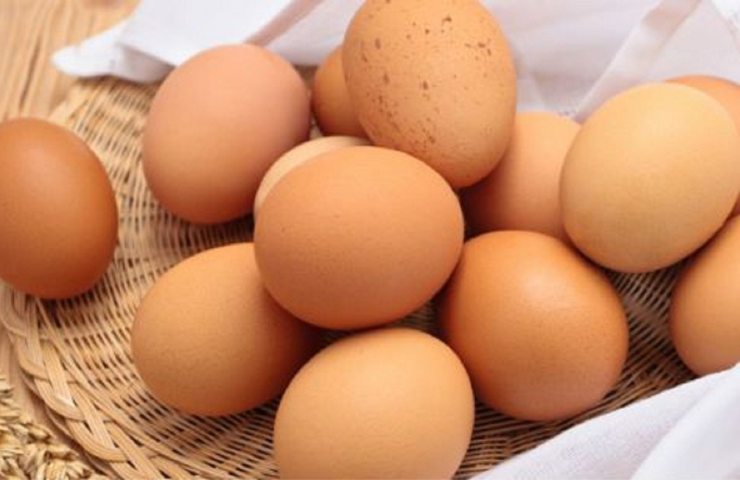 Un mucchio di uova in un cesto