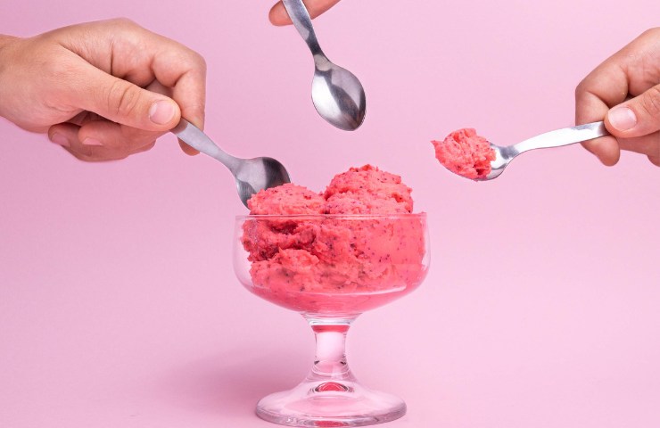 Un gelato alla fragola in coppa