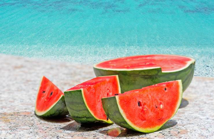 Un cocomero affettato al mare