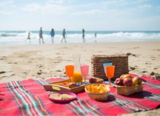Un picnic per mangiare in spiaggia